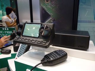 Icom IC-7100 radio with slanted remote head