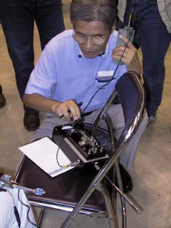 JA1IXI operating his self-powered transmitter