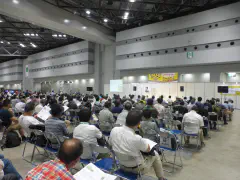 the "forums" are held in the middle of the hall, which doesn't make for great acoustics